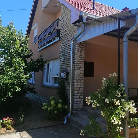 Monika Nyaralohaz * Balatonföldvár
